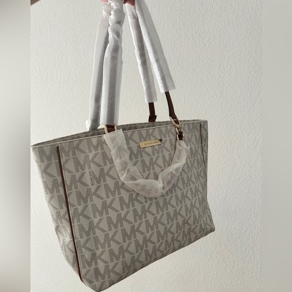Michael Kors Harper Large Vanilla EW Tote Bag - Brand New - Picture 3 of 15